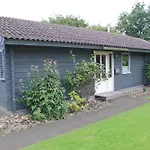 Blockhaus Mit Grosser Ueberdachter Terrasse Vakantiehuis